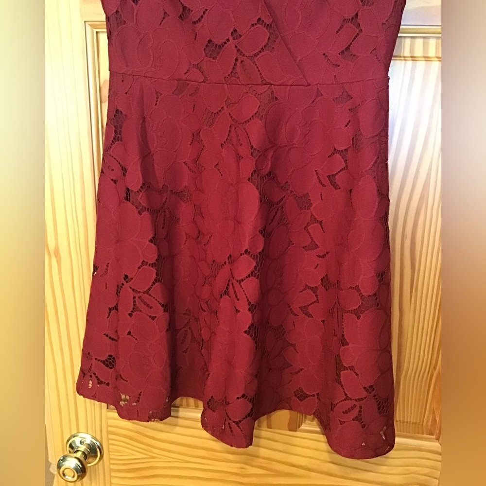 LULU’S BLACK SWAN BURGUNDY FLORAL LACE DRESS NWT TIA SZ M - Picture 5 of 12